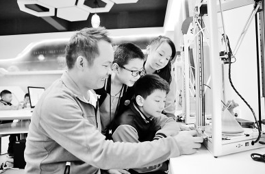 诺贝尔化学奖得主用3D打印乐高给李嘉诚上课